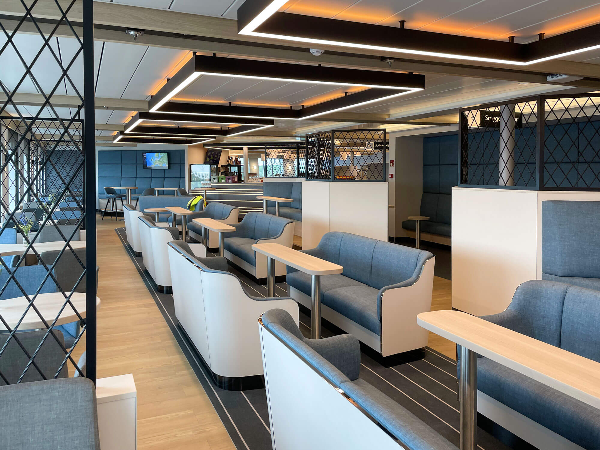Elegante Schiffslounge mit modernen Sitzbereichen