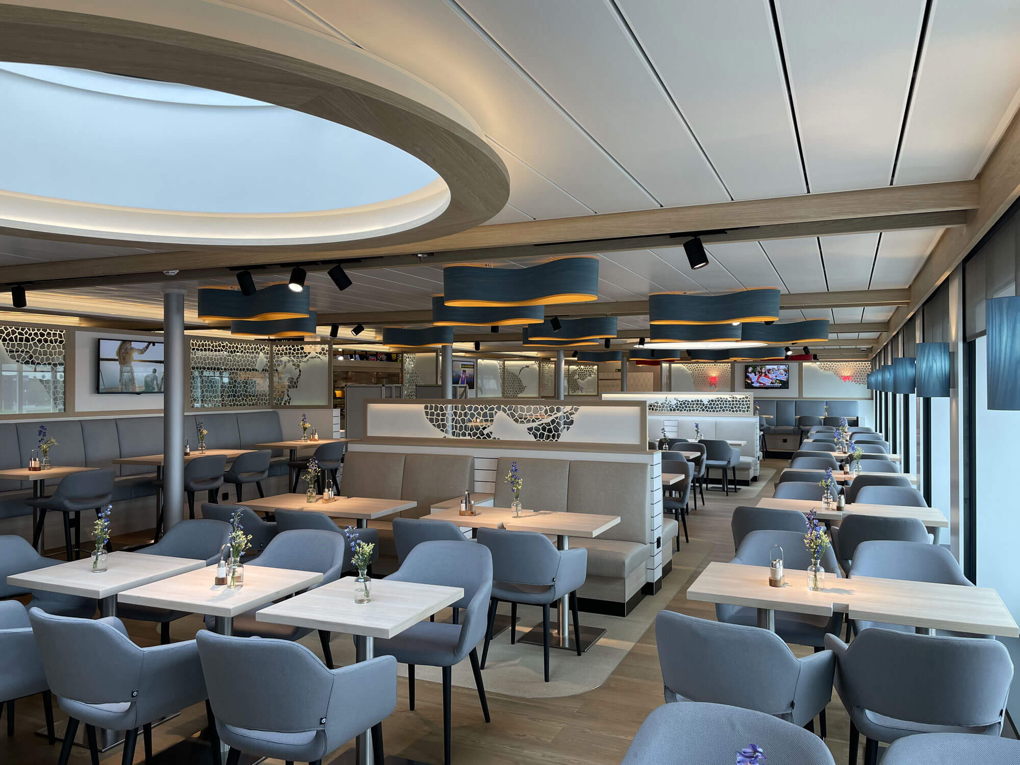 Modernes Bordrestaurant mit Meerblick