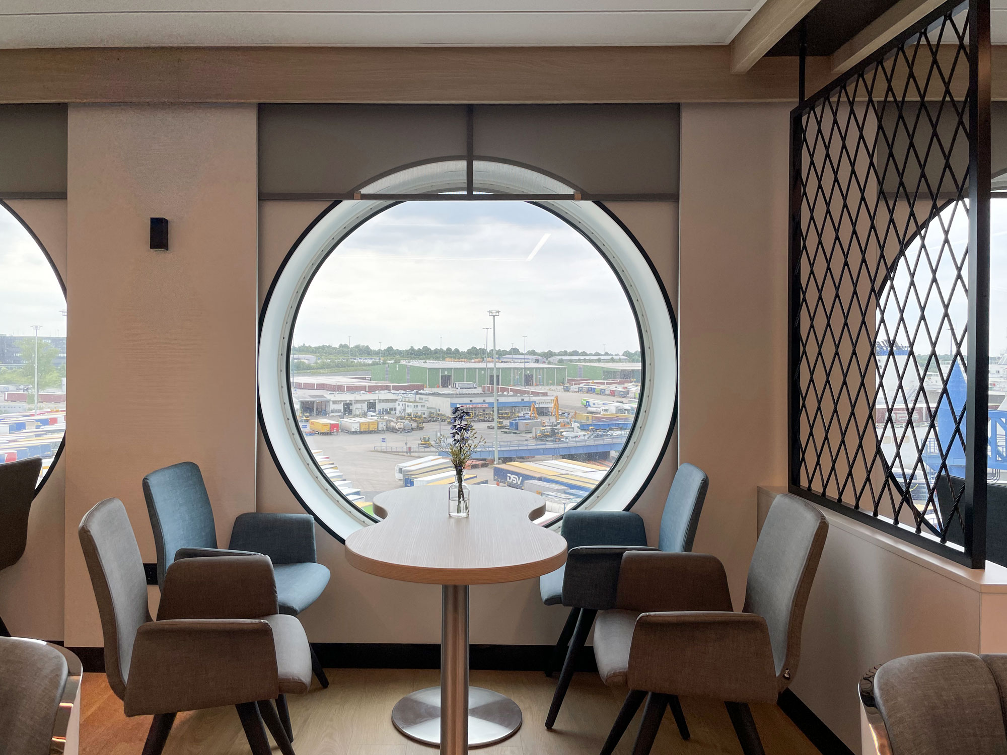 Loungebereich mit Rundfenster auf Kreuzfahrtschiff