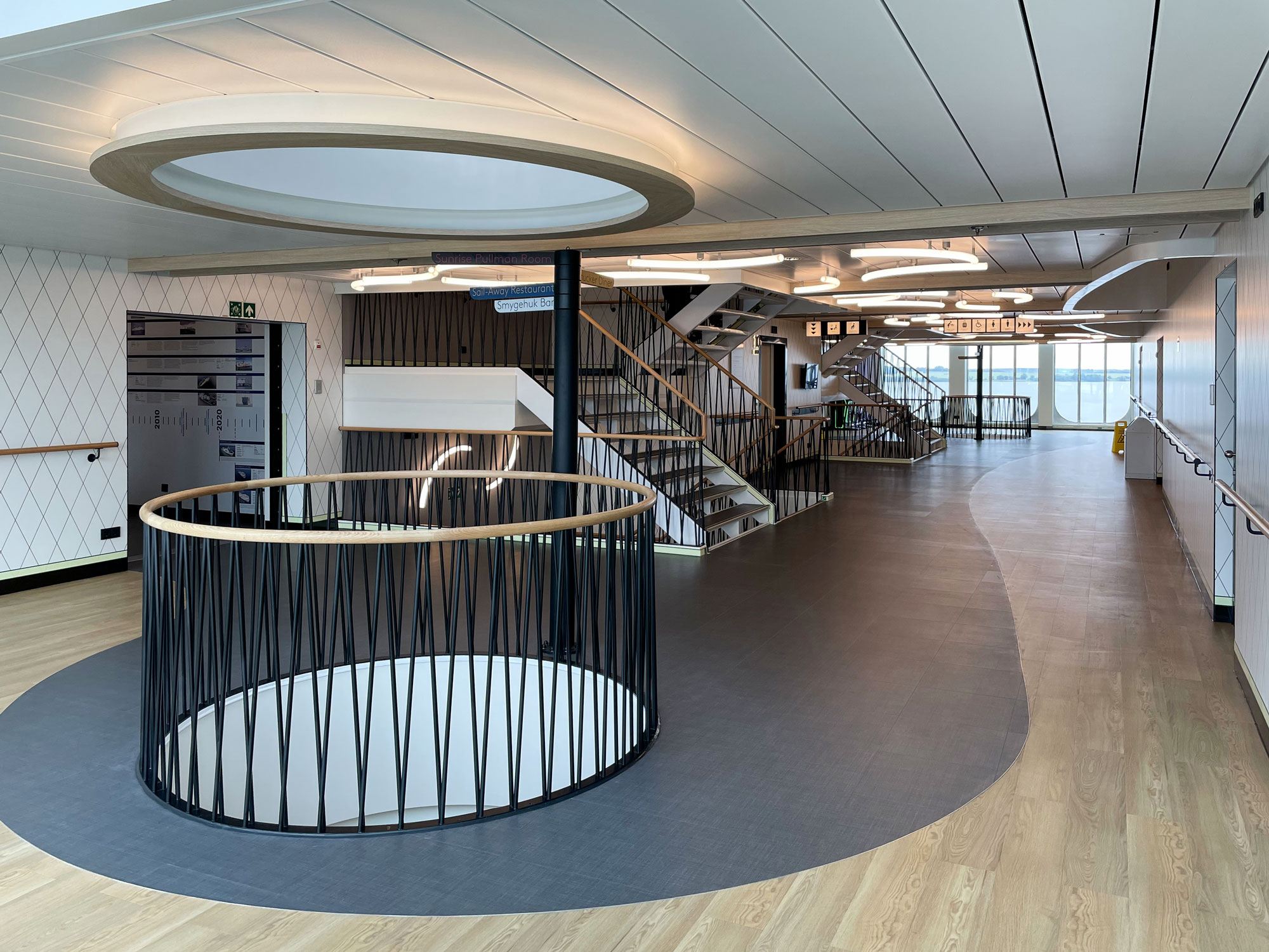 Offene Lobby mit Treppenaufgang und Oberlicht