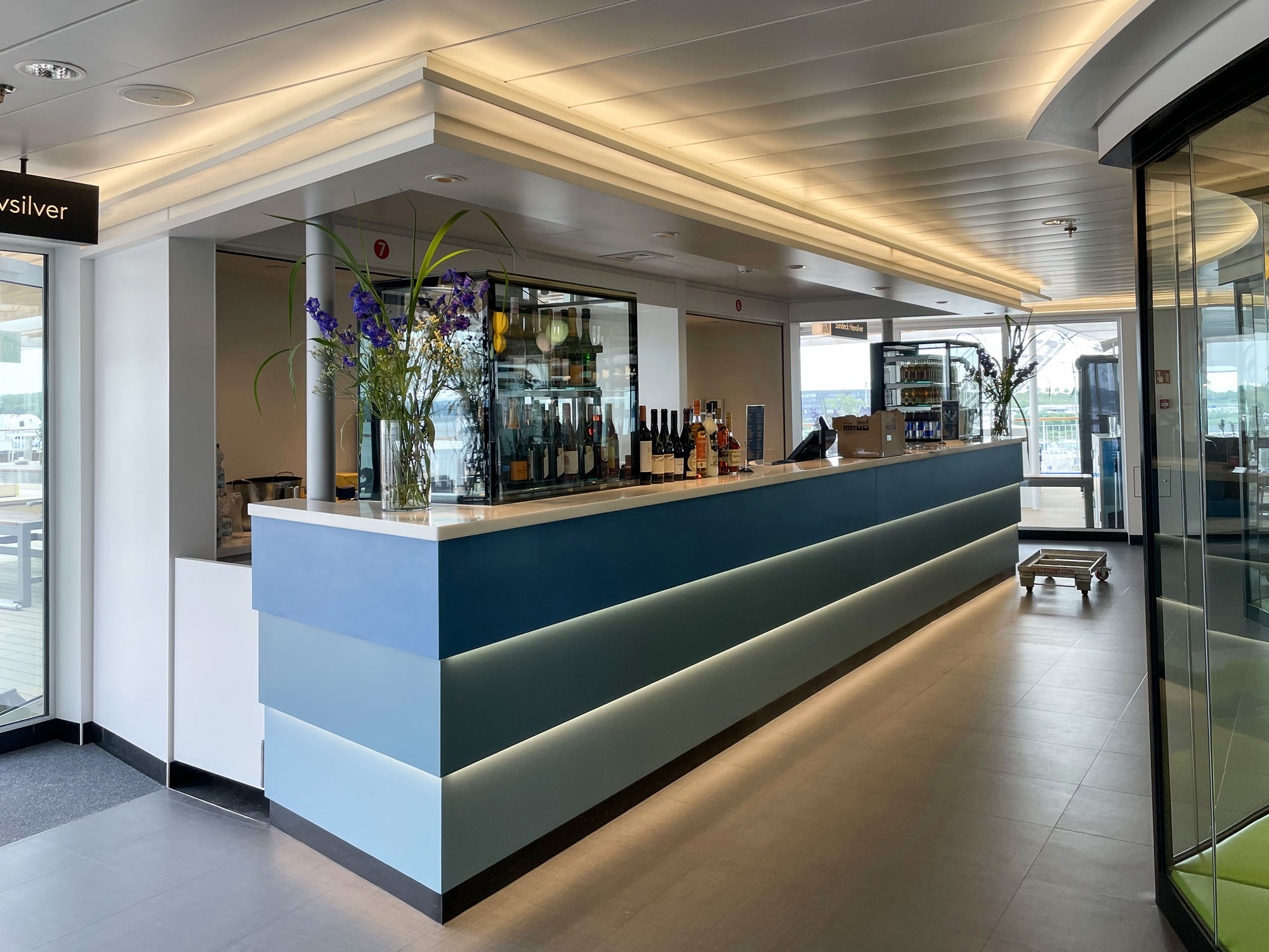 Rezeption mit moderner Beleuchtung auf Schiff