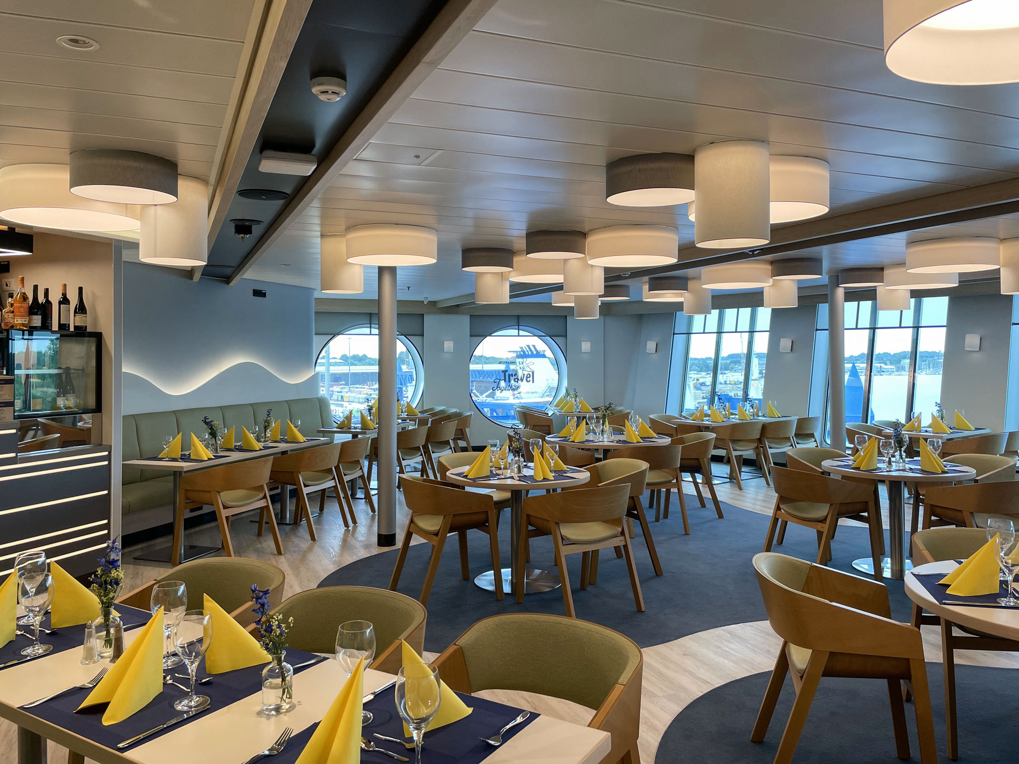 Modernes Restaurant auf Passagierschiff