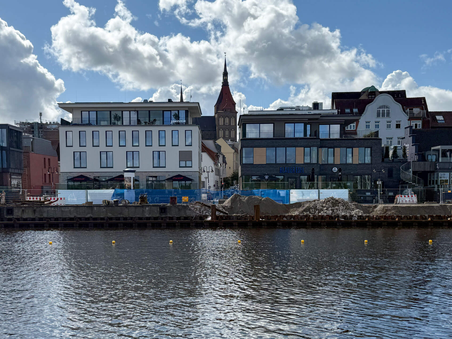 Neubau am Hafen mit Blick über das Wasser